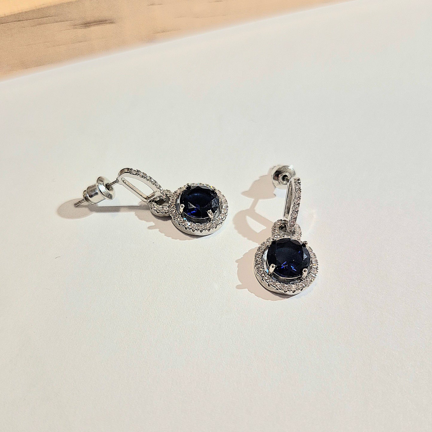 Aros con Circonita Azul y Baño de Rodio