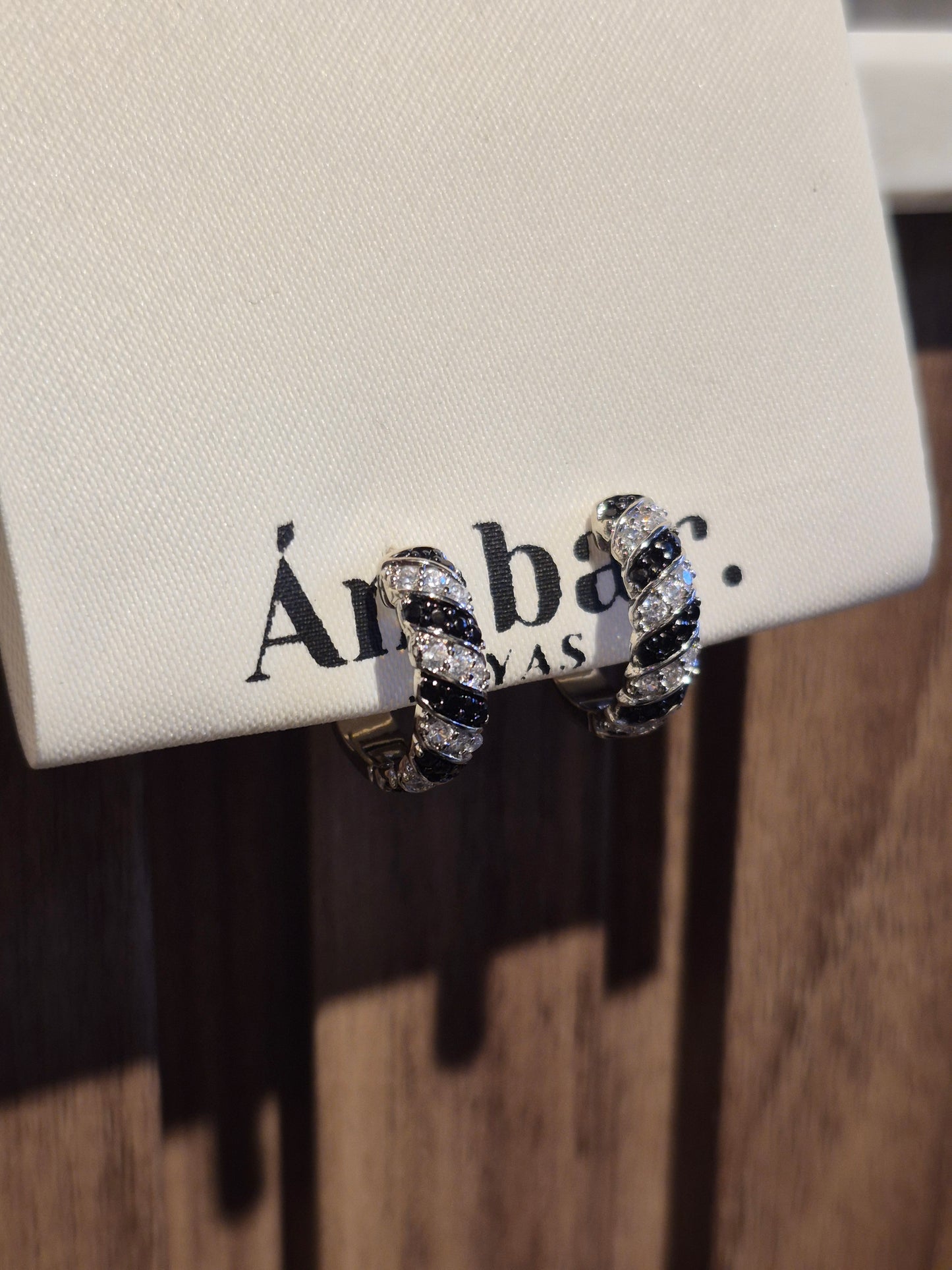 Argollas Espiral Negro – Baño de Rodio