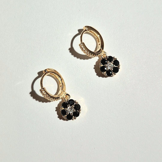 Aros Flor Negra en Baño de Oro 18K