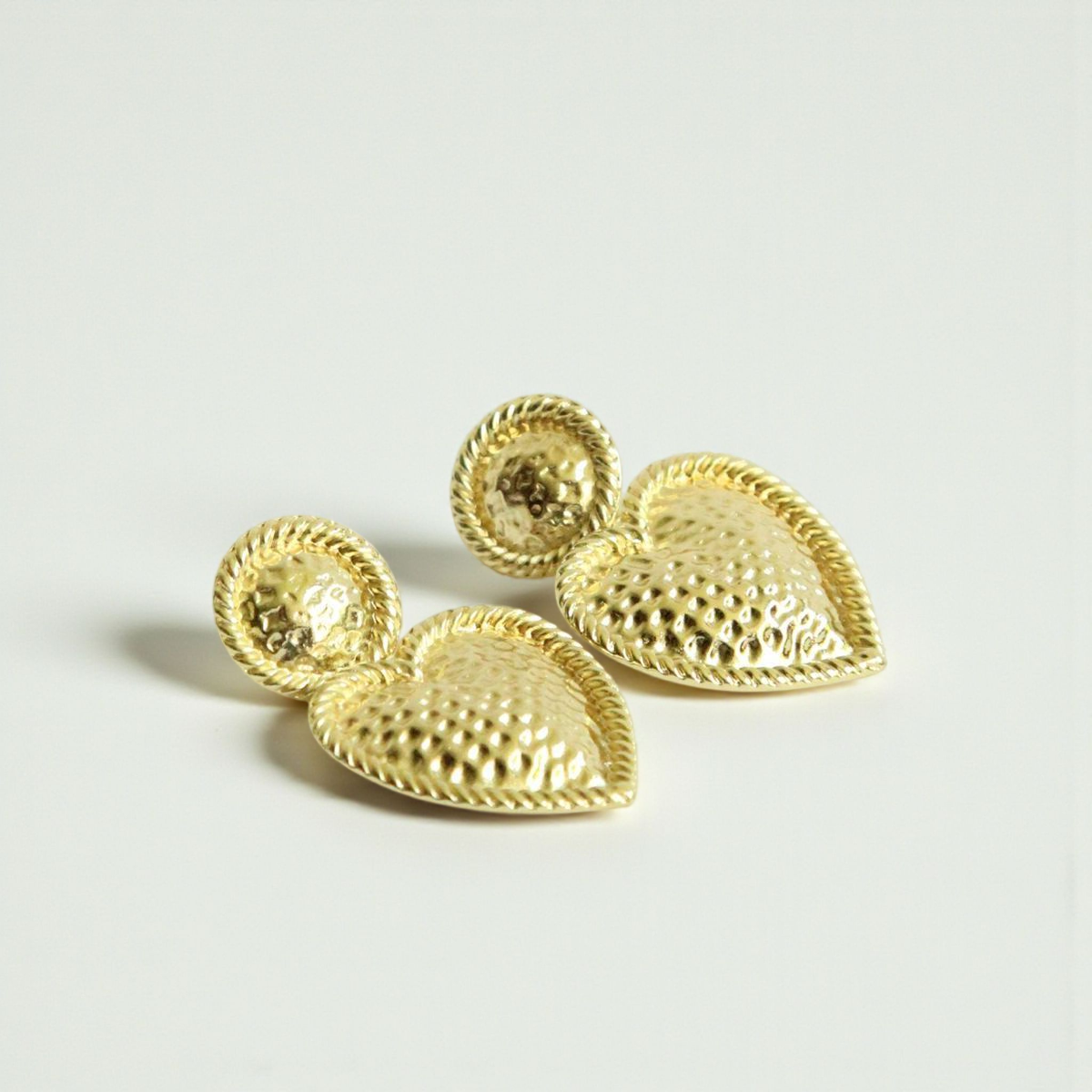 Aros Corazón Martillado 4.5cm - Baño de Oro