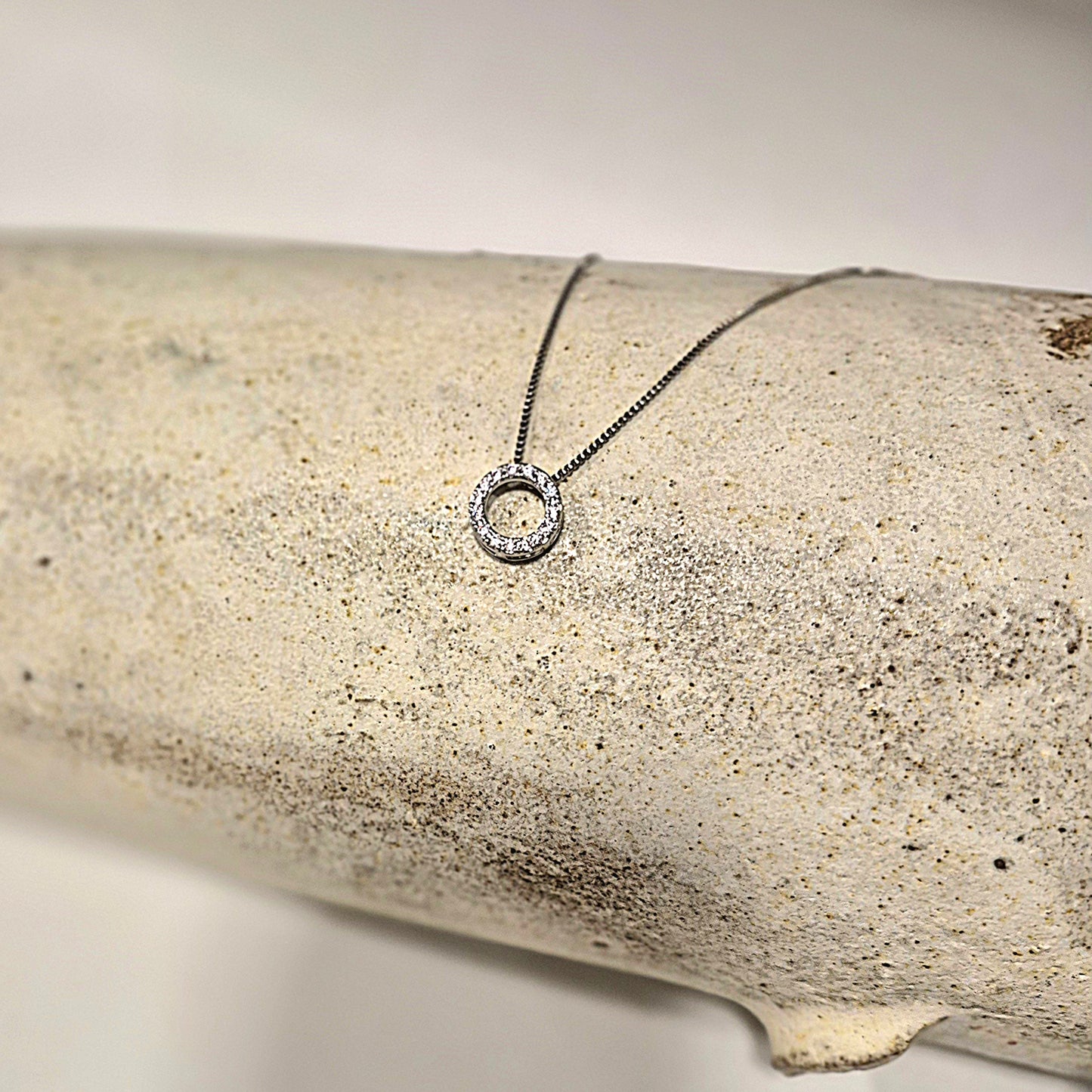 Collar Círculo de Circones con Baño de Rodio