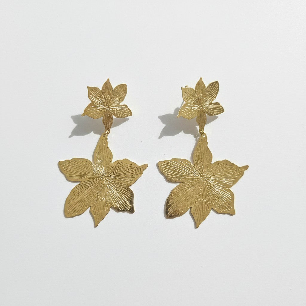Aros Doble Flor Texturizada – Baño de Oro 18k